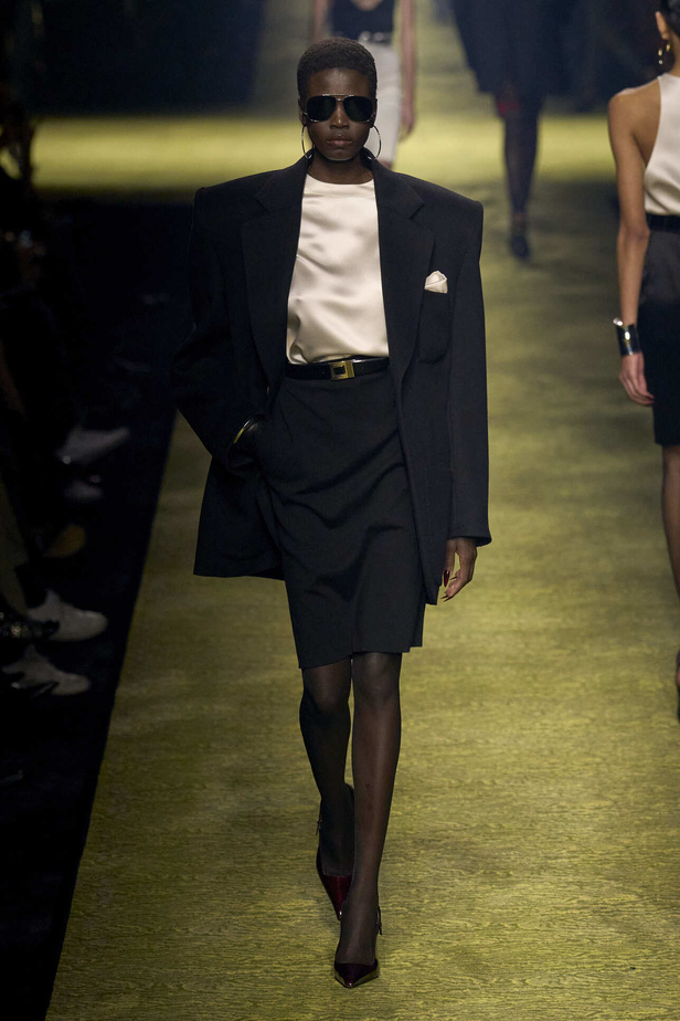 عرض Saint Laurent لخريف وشتاء 2024 في باريس