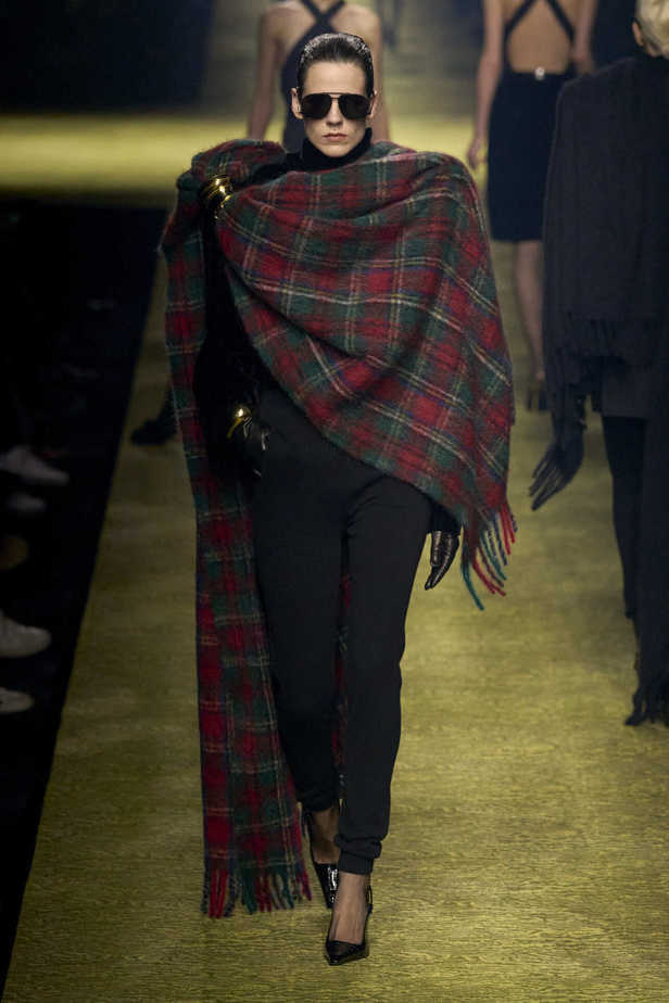 عرض Saint Laurent لخريف وشتاء 2024 في باريس