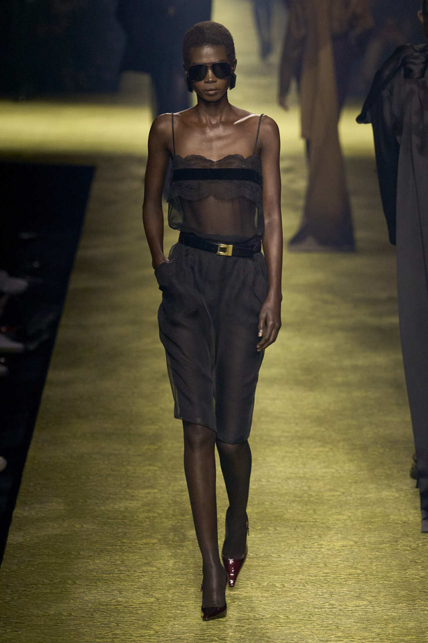 عرض Saint Laurent لخريف وشتاء 2024 في باريس