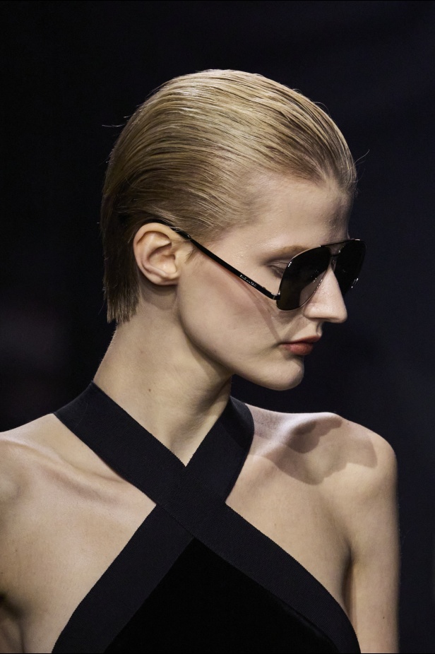 عرض Saint Laurent لخريف وشتاء 2024 في باريس يعيد موضة التايورات الراقية الى الواجهة