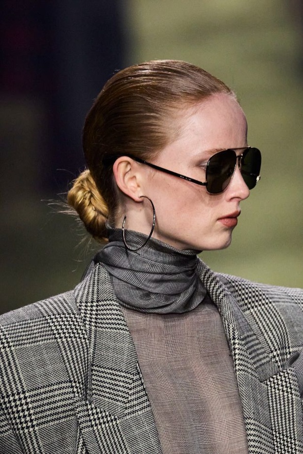 عرض Saint Laurent لخريف وشتاء 2024 في باريس يعيد موضة التايورات الراقية الى الواجهة
