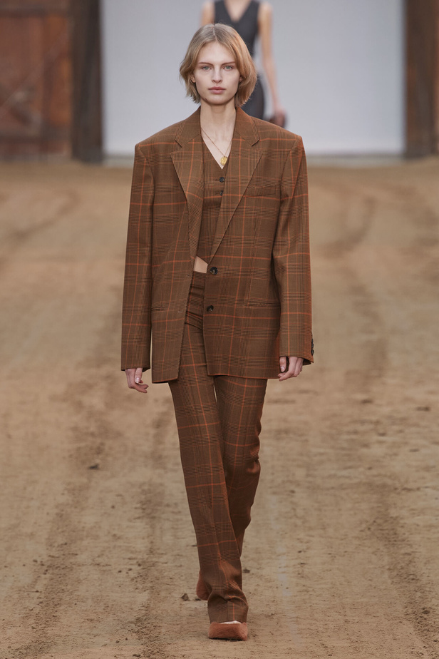 عرض أزياء مجموعة Stella Mccartney لشتاء 2024 تحيي موضة التصاميم الفضفاضة