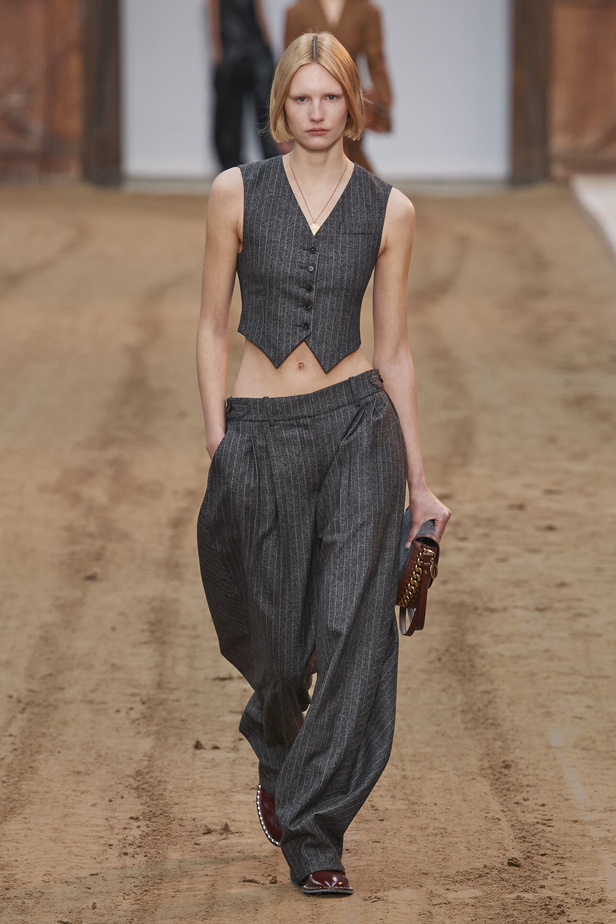 عرض أزياء مجموعة Stella Mccartney لشتاء 2024 تحيي موضة التصاميم الفضفاضة