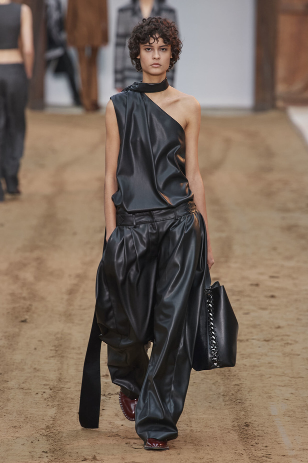 عرض أزياء مجموعة Stella Mccartney لشتاء 2024 تحيي موضة التصاميم الفضفاضة