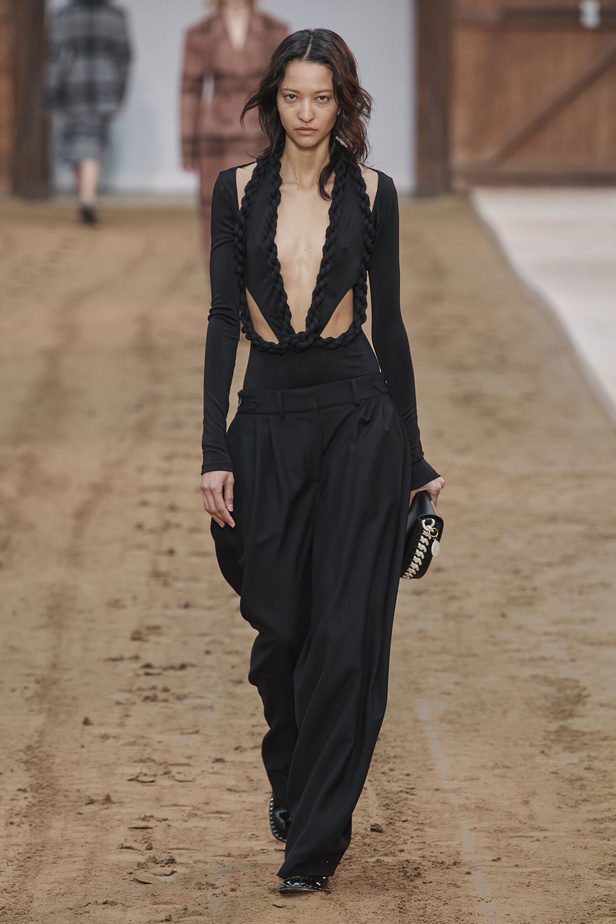 عرض أزياء مجموعة Stella Mccartney لشتاء 2024 تحيي موضة التصاميم الفضفاضة