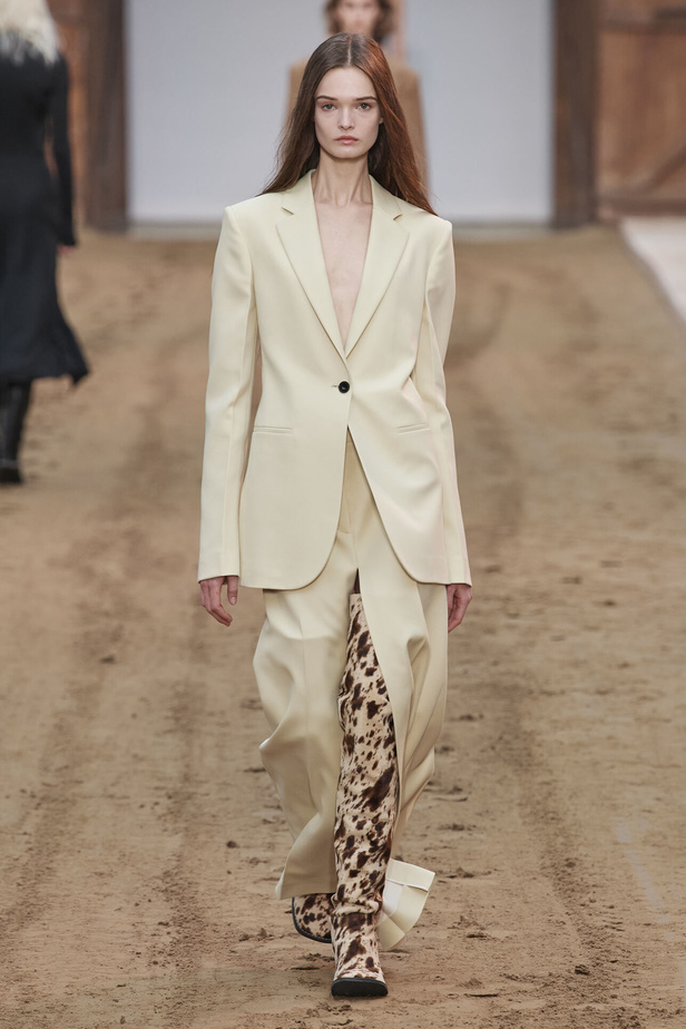 عرض أزياء مجموعة Stella Mccartney لشتاء 2024 تحيي موضة التصاميم الفضفاضة