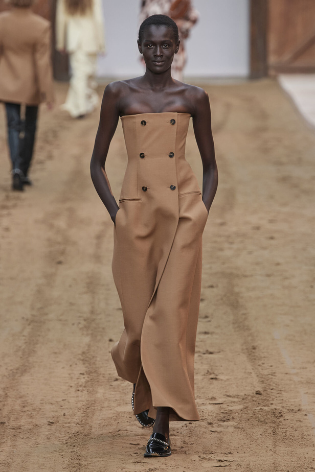 عرض أزياء مجموعة Stella Mccartney لشتاء 2024 تحيي موضة التصاميم الفضفاضة