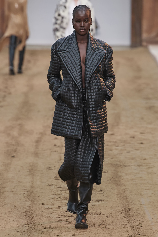 عرض أزياء مجموعة Stella Mccartney لشتاء 2024 تحيي موضة التصاميم الفضفاضة