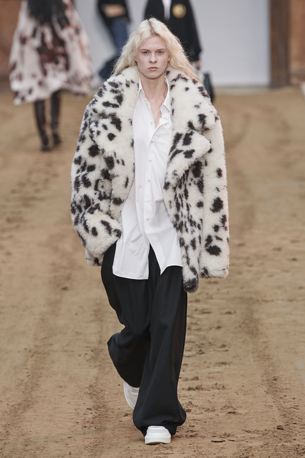 عرض أزياء مجموعة Stella Mccartney لشتاء 2024 تحيي موضة التصاميم الفضفاضة