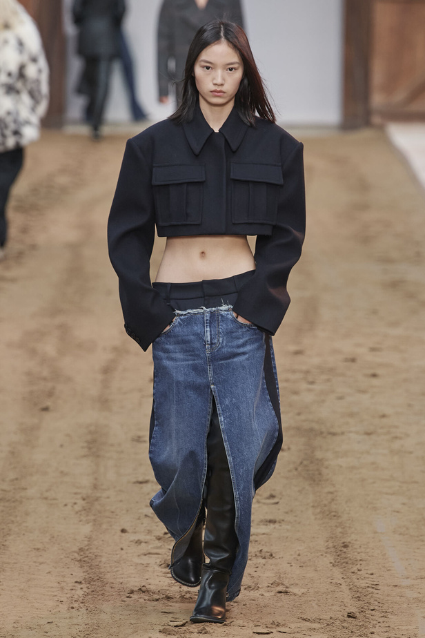 عرض أزياء مجموعة Stella Mccartney لشتاء 2024 تحيي موضة التصاميم الفضفاضة