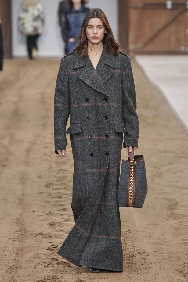 عرض أزياء مجموعة Stella Mccartney لشتاء 2024 تحيي موضة التصاميم الفضفاضة