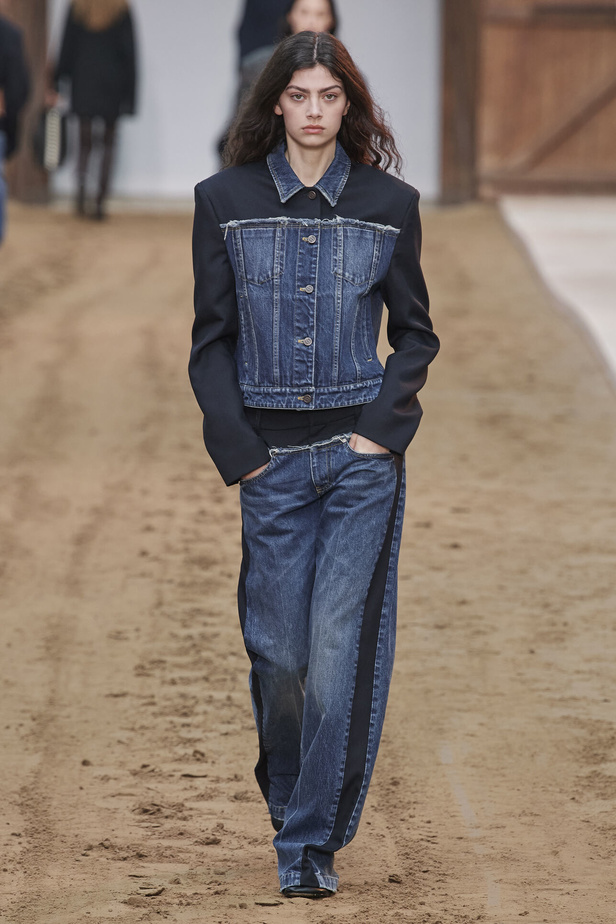 عرض أزياء مجموعة Stella Mccartney لشتاء 2024 تحيي موضة التصاميم الفضفاضة