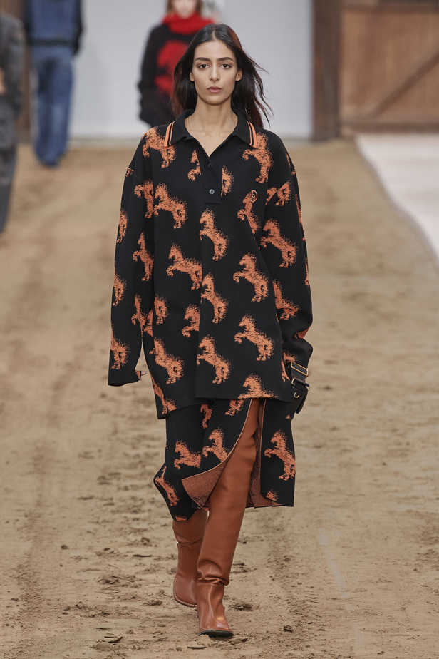 عرض أزياء مجموعة Stella Mccartney لشتاء 2024 تحيي موضة التصاميم الفضفاضة