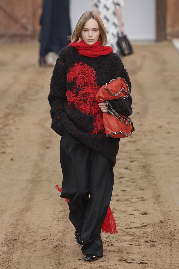 عرض أزياء مجموعة Stella Mccartney لشتاء 2024 تحيي موضة التصاميم الفضفاضة