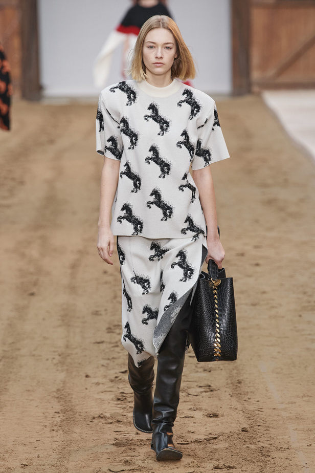 عرض أزياء مجموعة Stella Mccartney لشتاء 2024 تحيي موضة التصاميم الفضفاضة