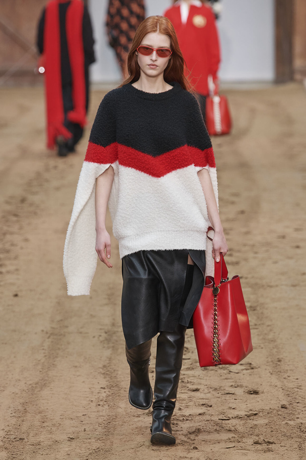 عرض أزياء مجموعة Stella Mccartney لشتاء 2024 تحيي موضة التصاميم الفضفاضة