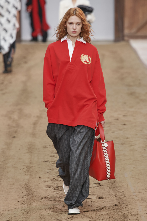 عرض أزياء مجموعة Stella Mccartney لشتاء 2024 تحيي موضة التصاميم الفضفاضة