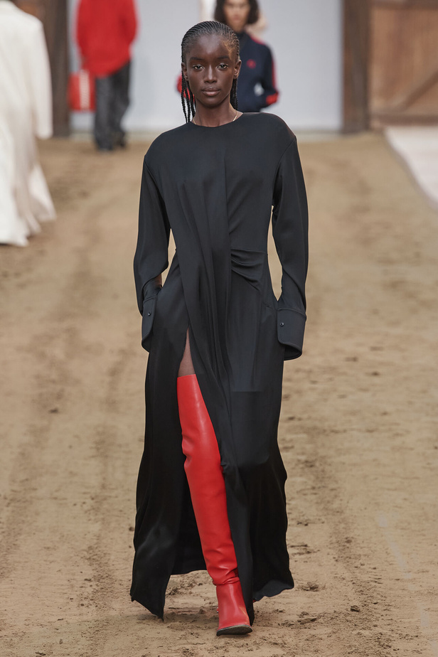 عرض أزياء مجموعة Stella Mccartney لشتاء 2024 تحيي موضة التصاميم الفضفاضة