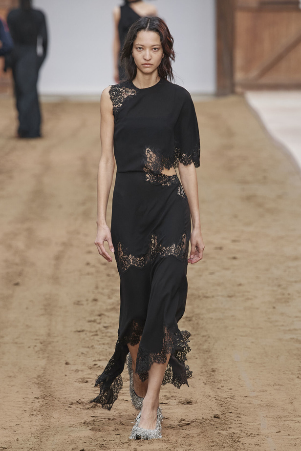 عرض أزياء مجموعة Stella Mccartney لشتاء 2024 تحيي موضة التصاميم الفضفاضة