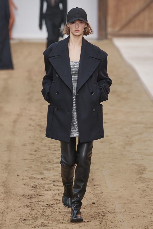 عرض أزياء مجموعة Stella Mccartney لشتاء 2024 تحيي موضة التصاميم الفضفاضة