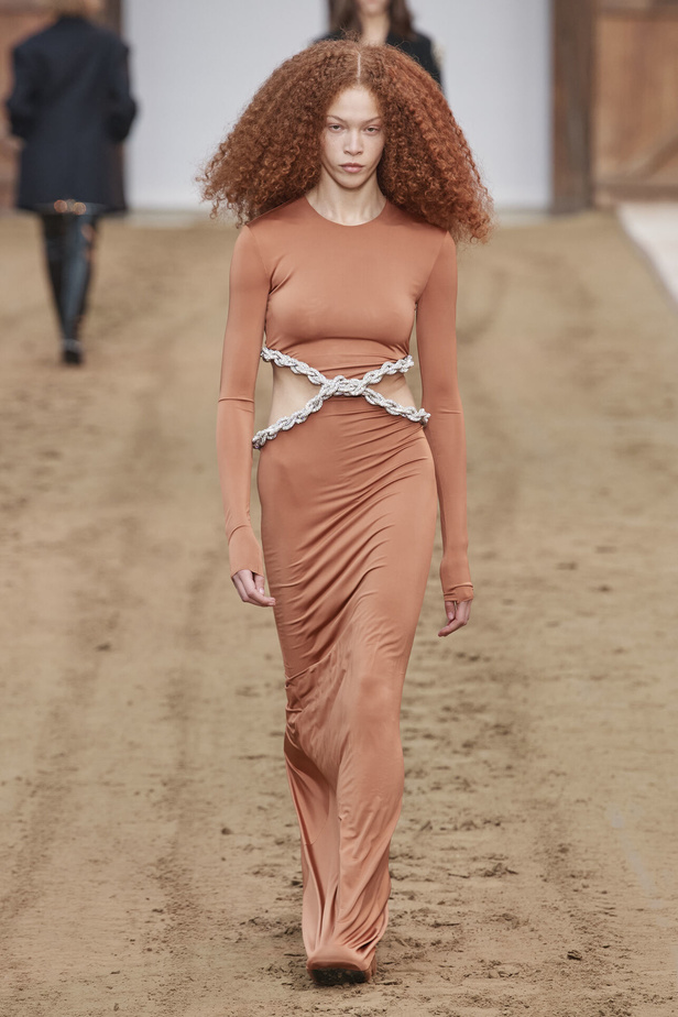 عرض أزياء مجموعة Stella Mccartney لشتاء 2024 تحيي موضة التصاميم الفضفاضة