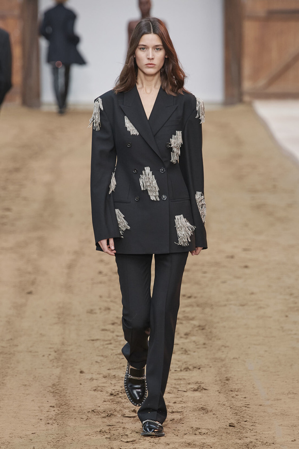 عرض أزياء مجموعة Stella Mccartney لشتاء 2024 تحيي موضة التصاميم الفضفاضة