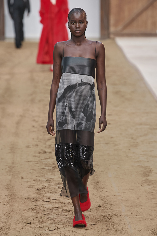 عرض أزياء مجموعة Stella Mccartney لشتاء 2024 تحيي موضة التصاميم الفضفاضة