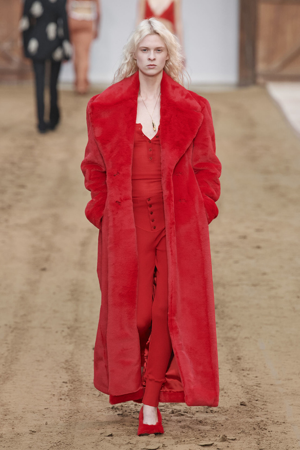 عرض أزياء مجموعة Stella Mccartney لشتاء 2024 تحيي موضة التصاميم الفضفاضة