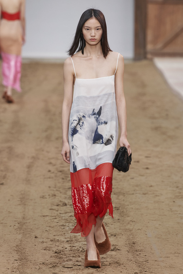 عرض أزياء مجموعة Stella Mccartney لشتاء 2024 تحيي موضة التصاميم الفضفاضة