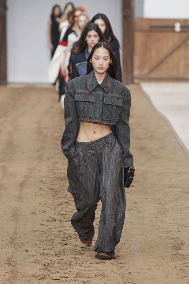 عرض أزياء مجموعة Stella Mccartney لشتاء 2024 تحيي موضة التصاميم الفضفاضة