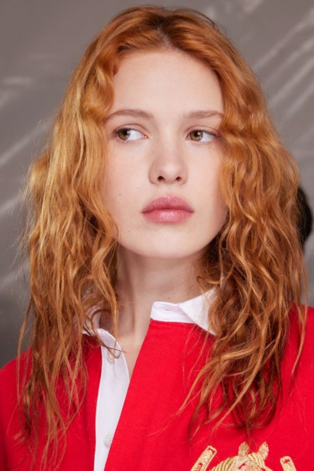 عرض أزياء مجموعة Stella Mccartney لشتاء 2024 تحيي موضة التصاميم الفضفاضة