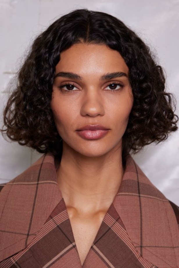 عرض أزياء مجموعة Stella Mccartney لشتاء 2024 تحيي موضة التصاميم الفضفاضة