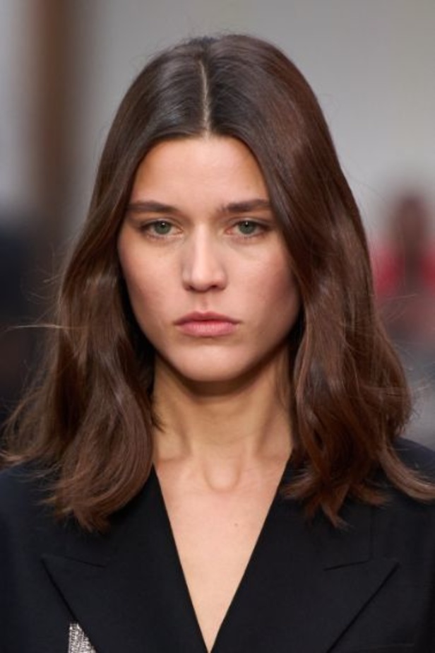 عرض أزياء مجموعة Stella Mccartney لشتاء 2024 تحيي موضة التصاميم الفضفاضة