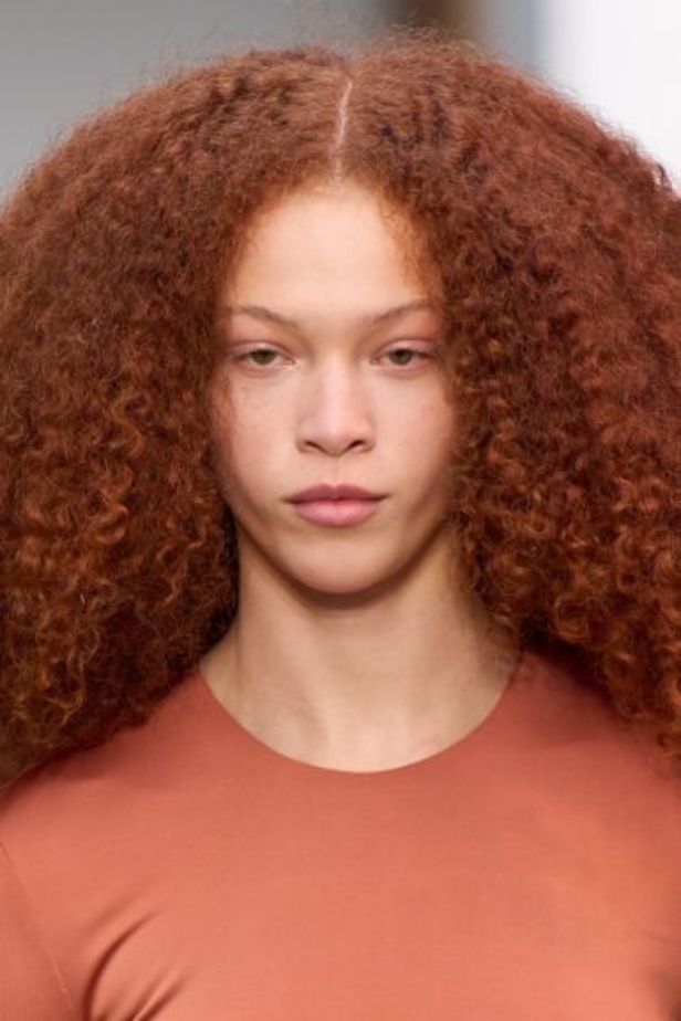 عرض أزياء مجموعة Stella Mccartney لشتاء 2024 تحيي موضة التصاميم الفضفاضة