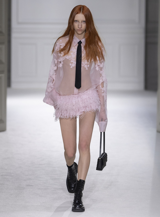 من مجموعة فالنتينو لموسم خريف وشتاء 2023-2024