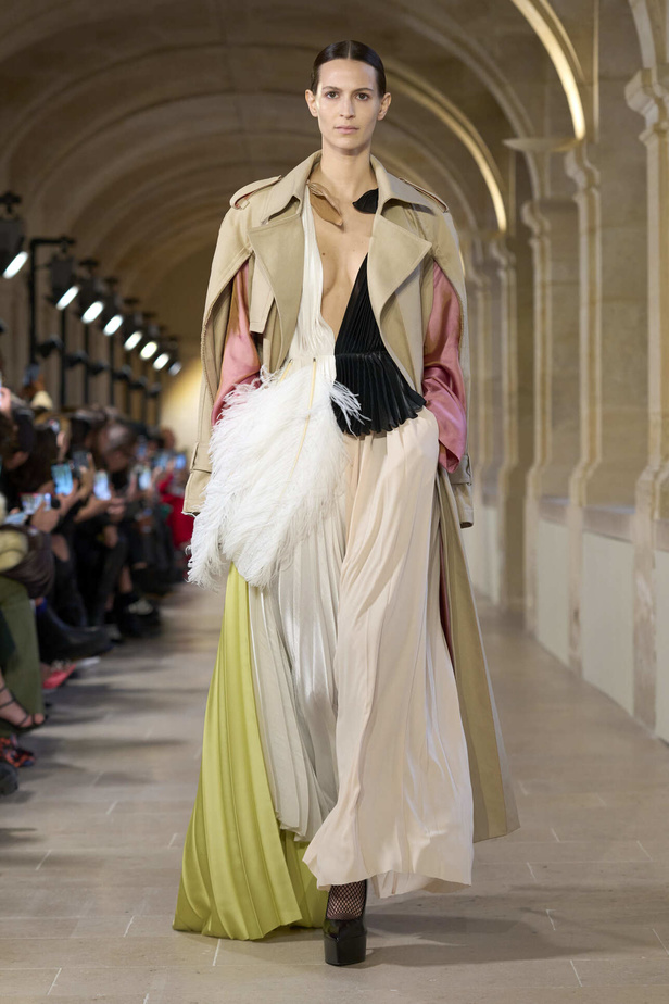 فيكتوريا بيكهام تتألق في باريس بتصاميم جذابة وتفاصيل متنوعة لشتاء 2024