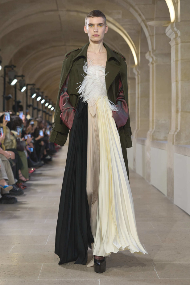 فيكتوريا بيكهام تتألق في باريس بتصاميم جذابة وتفاصيل متنوعة لشتاء 2024