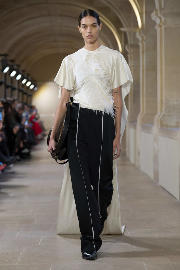 فيكتوريا بيكهام تتألق في باريس بتصاميم جذابة وتفاصيل متنوعة لشتاء 2024