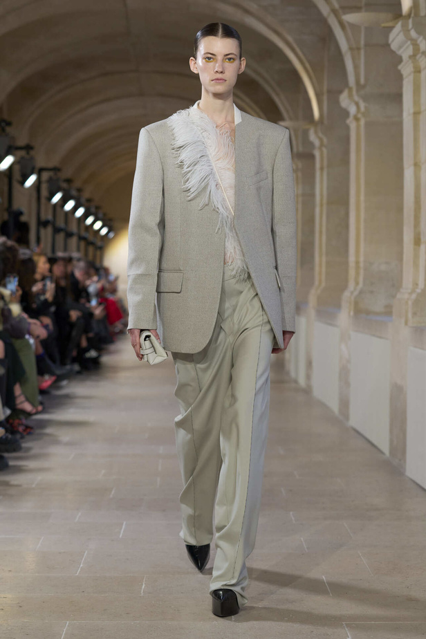 فيكتوريا بيكهام تتألق في باريس بتصاميم جذابة وتفاصيل متنوعة لشتاء 2024