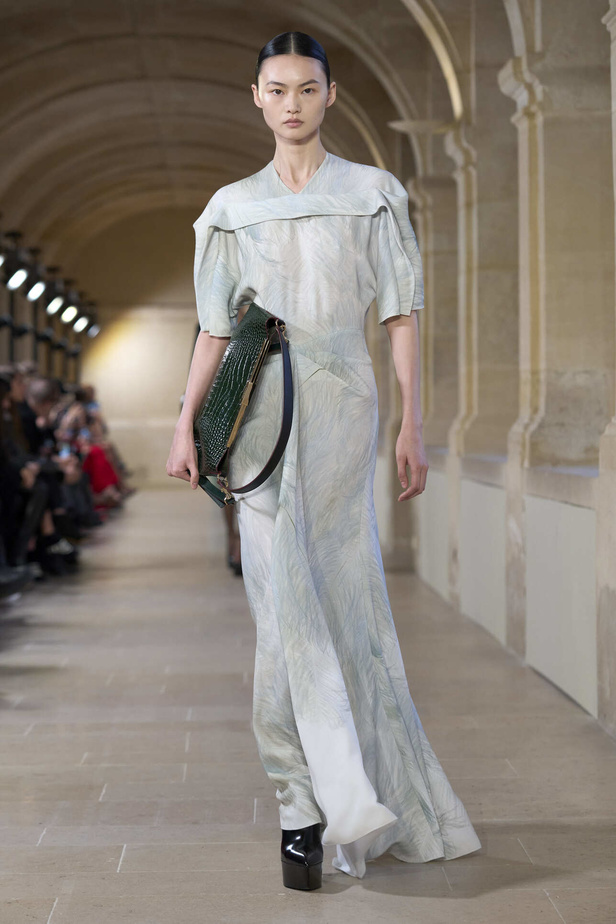 فيكتوريا بيكهام تتألق في باريس بتصاميم جذابة وتفاصيل متنوعة لشتاء 2024