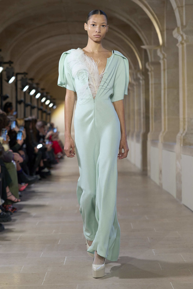 فيكتوريا بيكهام تتألق في باريس بتصاميم جذابة وتفاصيل متنوعة لشتاء 2024