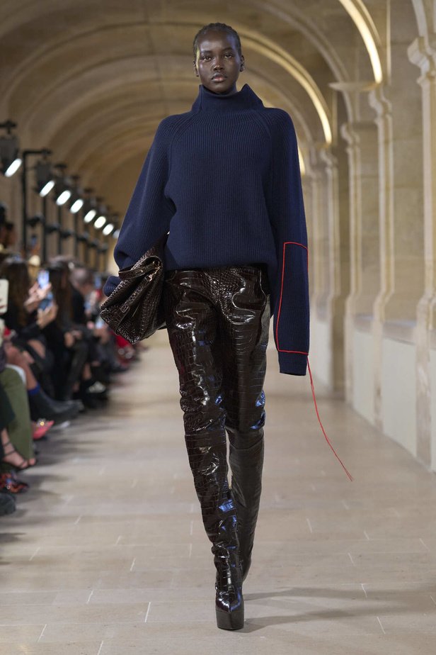 فيكتوريا بيكهام تتألق في باريس بتصاميم جذابة وتفاصيل متنوعة لشتاء 2024