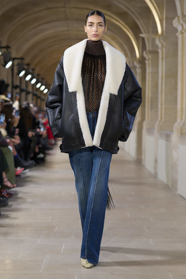 فيكتوريا بيكهام تتألق في باريس بتصاميم جذابة وتفاصيل متنوعة لشتاء 2024