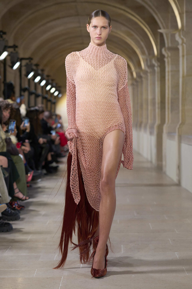 فيكتوريا بيكهام تتألق في باريس بتصاميم جذابة وتفاصيل متنوعة لشتاء 2024