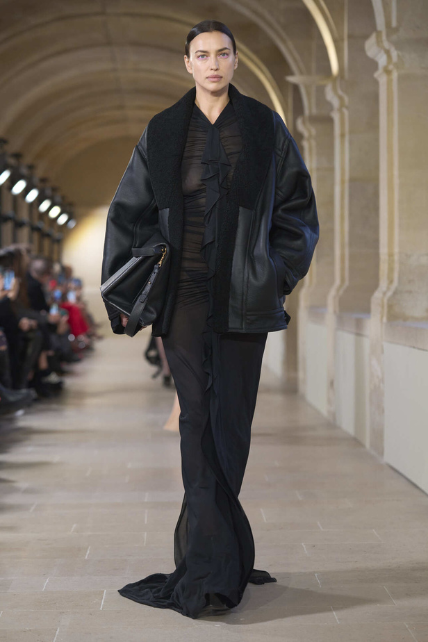 فيكتوريا بيكهام تتألق في باريس بتصاميم جذابة وتفاصيل متنوعة لشتاء 2024