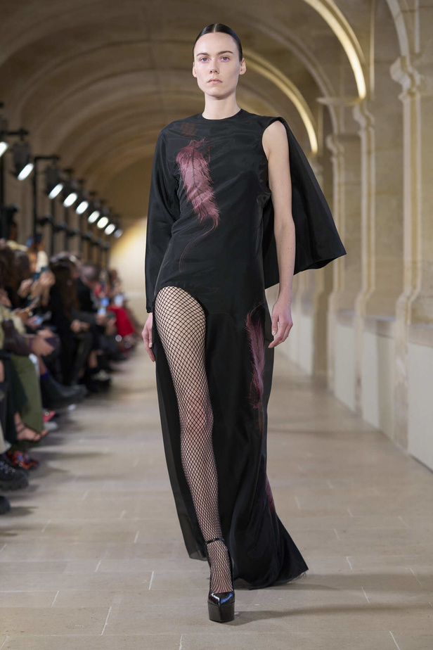 فيكتوريا بيكهام تتألق في باريس بتصاميم جذابة وتفاصيل متنوعة لشتاء 2024