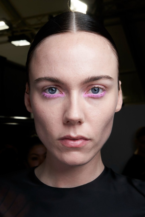 فيكتوريا بيكهام تتألق في باريس بتصاميم جذابة وتفاصيل متنوعة لشتاء 2024