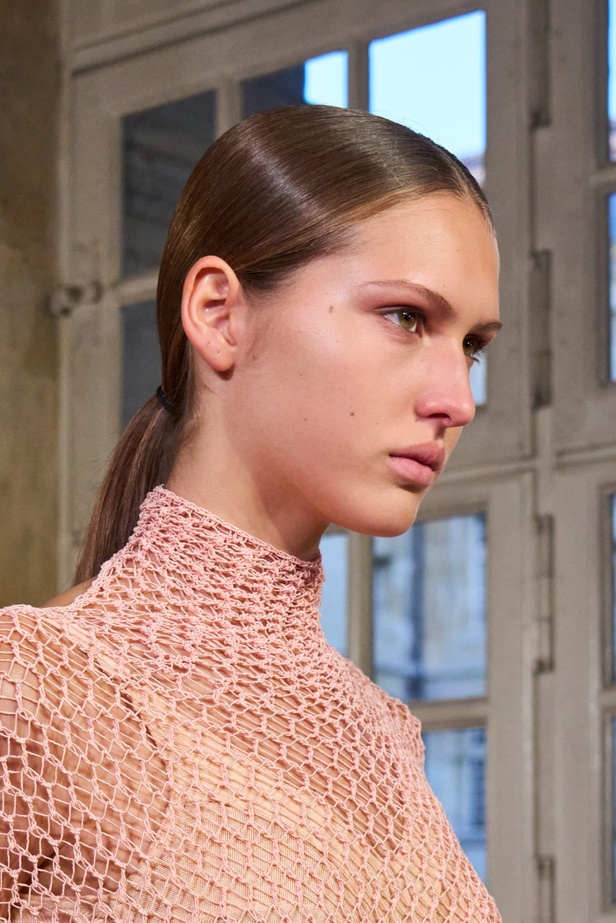 فيكتوريا بيكهام تتألق في باريس بتصاميم جذابة وتفاصيل متنوعة لشتاء 2024