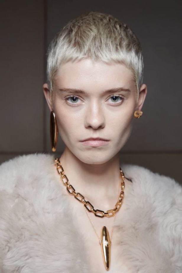 مجموعة Zimmermann لخريف وشتاء 2023-2024: تآزر بين الجينز والفساتين بأسلوب أنثويّ ساحر