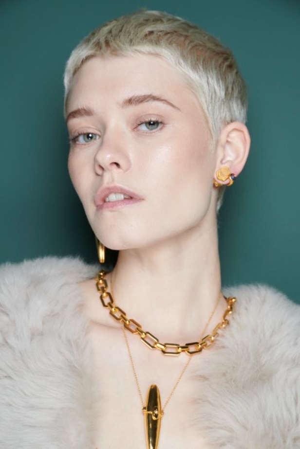 مجموعة Zimmermann لخريف وشتاء 2023-2024: تآزر بين الجينز والفساتين بأسلوب أنثويّ ساحر